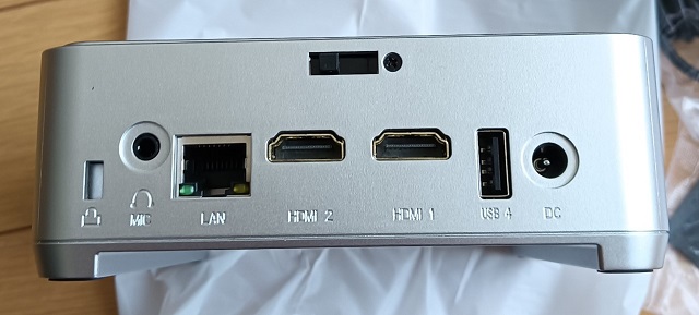 NiPoGiのミニPCの後ろ