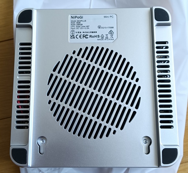 NiPoGiのミニPCの底面
