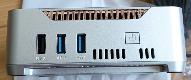 NiPoGiのミニPCの左側面