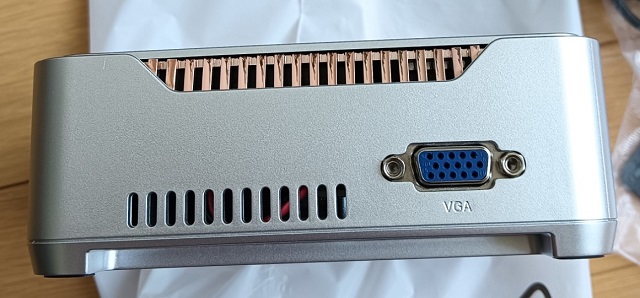 NiPoGiのミニPCの右側面